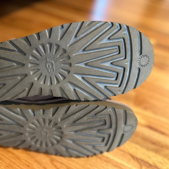 Size 10 woman’s short Ugg boots. Worn once. In new condition. - Picture 4 of 5